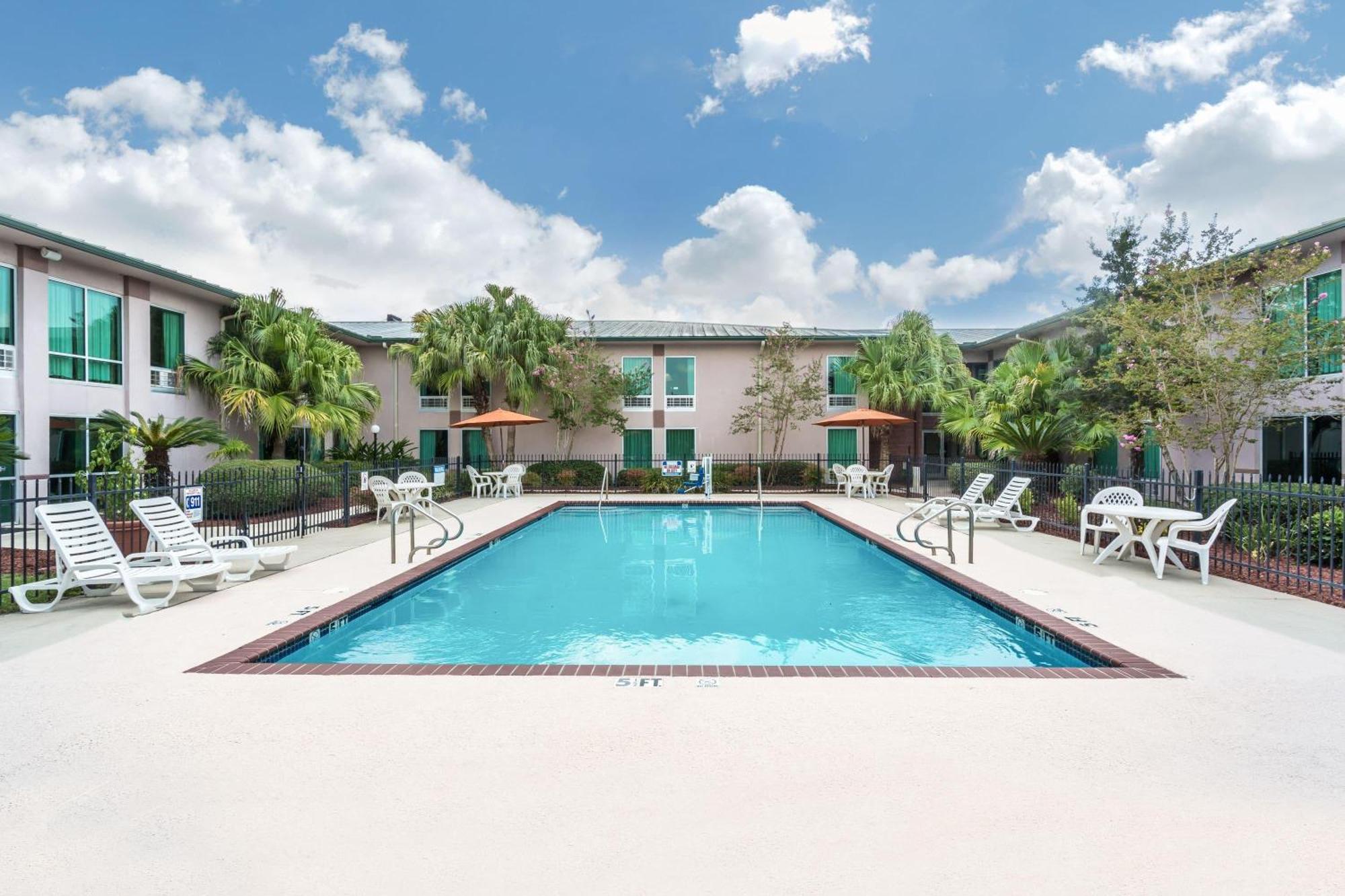 Ramada By Wyndham Hotel 2*